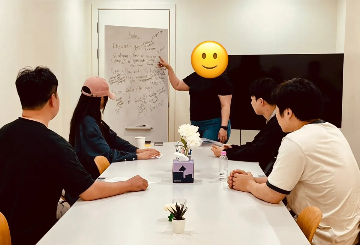 이음영어 분당점 소그룹 영어회화 수업 — 강사가 화이트보드 앞에서 분당 성인 수강생들과 대화 수업을 진행하는 모습